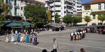 Με επιτυχία η χορευτική εκδήλωση που διοργάνωσε ο Σύλλογος Μικρασιατών Κοζάνης στην πλατεία της Κοζάνης (φώτο-βίντεο)