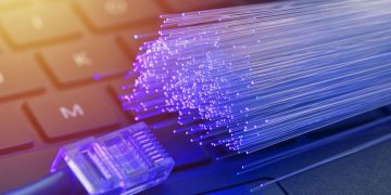 Οπτικές ίνες σε 15000 σχολεία με χρηματοδότηση από το Ταμείο Ανάκαμψης