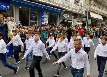 Μαθητική παρέλαση προ των επισήμων για την επέτειο απελευθέρωσης της Κοζάνης