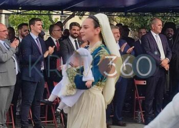 Μητέρα παρέλασε αγκαλιά με το λίγων μηνών μωρό της στα Χανιά (φώτο)