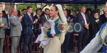 Μητέρα παρέλασε αγκαλιά με το λίγων μηνών μωρό της στα Χανιά (φώτο)