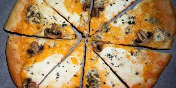 H βασική ζύμη για πίτσα του Χριστόφορου Πέσκια + 2 εύκολες ιδέες για μαργαρίτα και 4 τυριά (βίντεο)