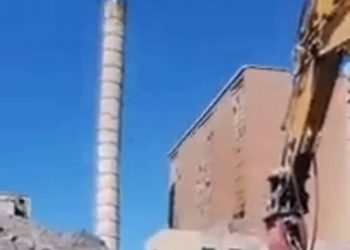Η ιστορική στιγμή που κατεδαφιζεται η καμινάδα του ΑΗΣ ΛΙΠΤΟΛ – Βίντεο
