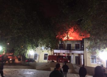 Στις φλόγες το Δημαρχείο των Σερβίων- Ασύλληπτη καταστροφή(VIDEO και ΦΩΤΟ)