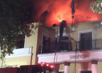 Στις φλόγες το Δημαρχείο των Σερβίων- Ασύλληπτη καταστροφή(VIDEO και ΦΩΤΟ)