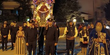 Πλήθος κόσμου στον Ιερό Ναό Αγίας Σκέπης Πτολεμαΐδας,  για τον Πολυαρχιερατικό Πανηγυρικό Εσπερινό, με τον οποίο ξεκίνησε ο διήμερος εορτασμός της 28ης Οκτωβρίου! (ρεπορτάζ της Κούλας Πουλασιχίδου)