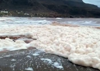 Κρήτη: Η θάλασσα γέμισε με αφρούς στις παραλίες – Πώς εξηγούν το φαινόμενο οι επιστήμονες