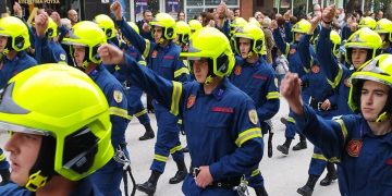 Το θερμό χειροκρότημα στους δόκιμους της Σχολής Πυροσβεστών που παρέλασαν στα Ελευθέρια της Πτολεμαΐδας