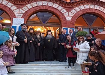 Με ευλάβεια και σεβασμό υποδέχθηκε σήμερα ο Ιερός Ναός του Αγίου Στεφάνου και Οσίας Παρασκευής Πτολεμαΐδας, με τους τοπικούς φορείς και πλήθος πιστών, τον Τίμιο Σταυρό! ( ρεπορτάζ της Κούλας Πουλασιχίδου)