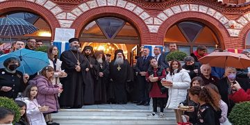 Με ευλάβεια και σεβασμό υποδέχθηκε σήμερα ο Ιερός Ναός του Αγίου Στεφάνου και Οσίας Παρασκευής Πτολεμαΐδας, με τους τοπικούς φορείς και πλήθος πιστών, τον Τίμιο Σταυρό! ( ρεπορτάζ της Κούλας Πουλασιχίδου)