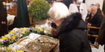 Πρώτα πλάνα από την υποδοχή και το προσκύνημα του Τιμίου Σταυρού, στον Ιερό Ναό Αγίου Στεφάνου και Οσίας Παρασκευής Πτολεμαΐδας