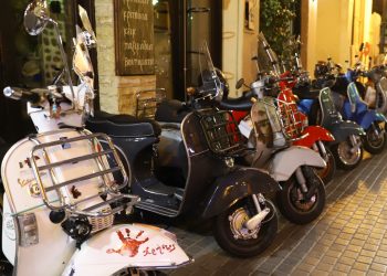 Οι δίτροχες κούκλες που μαγνητίζουν τα βλέμματα στο Βελβεντό για το “OctoberVesp”