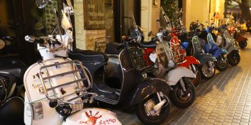 Οι δίτροχες κούκλες που μαγνητίζουν τα βλέμματα στο Βελβεντό για το “OctoberVesp”