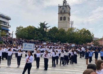 Κοζάνη: Γεμάτη από μαθητές η κεντρική πλατεία – Όμορφα χορευτικά -VIDEO