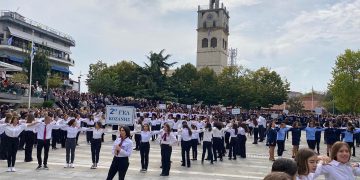 Κοζάνη: Γεμάτη από μαθητές η κεντρική πλατεία – Όμορφα χορευτικά -VIDEO