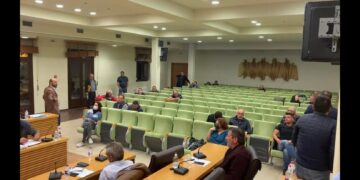 Διχασμός στην Ακρινή- Διακοπή της συνεδρίασης του Δ.Σ. Κοζάνης μετά την αντιπαράθεση Καζαντζίδη- Πουτογλίδη(VIDEO)