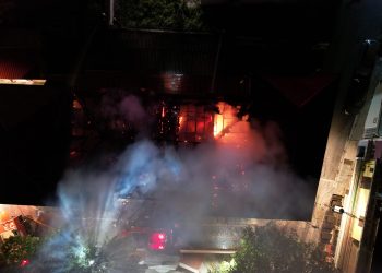 Το Δημαρχείο Σερβίων στις φλόγες- Εικόνες από drone