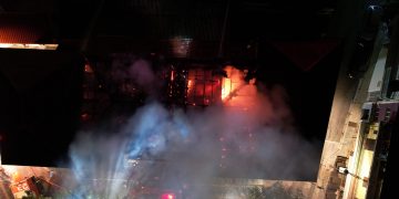 Το Δημαρχείο Σερβίων στις φλόγες- Εικόνες από drone