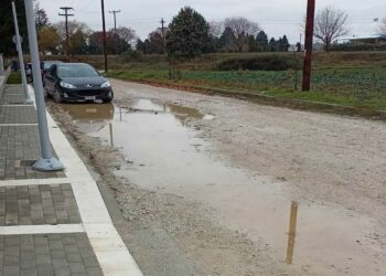 Διαμαρτυρία γονέα για την κατάσταση του οδοστρώματος μπροστά στο 10ο Δημοτικό Σχολείο Πτολεμαΐδας