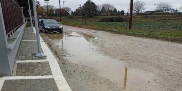 Διαμαρτυρία γονέα για την κατάσταση του οδοστρώματος μπροστά στο 10ο Δημοτικό Σχολείο Πτολεμαΐδας