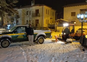 Εικόνες από τη Βλάστη στα λευκά και τον καθαρισμό των δρόμων που είναι σε εξέλιξη-VIDEO