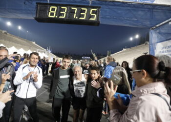 Ο 91χρονος Στέλιος Πρασσάς ο τελευταίος αθλητής που τερμάτισε στο Μαραθώνιο με τα εγγόνια του, στις 8 ώρες!
