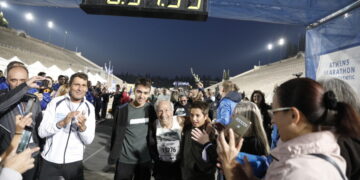 Ο 91χρονος Στέλιος Πρασσάς ο τελευταίος αθλητής που τερμάτισε στο Μαραθώνιο με τα εγγόνια του, στις 8 ώρες!