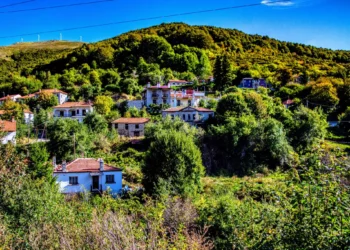 Πισοδέρι: Ένα μικρό, κατάφυτο χωριό στη Φλώρινα με μοναδική αρχιτεκτονική