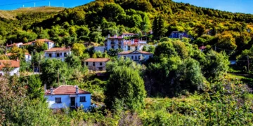 Πισοδέρι: Ένα μικρό, κατάφυτο χωριό στη Φλώρινα με μοναδική αρχιτεκτονική