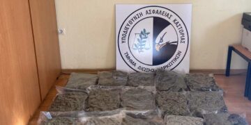 Συνελήφθη 29χρονος αλλοδαπός σε περιοχή της Κοζάνης για διακίνηση 21 κιλών ακατέργαστης κάνναβης, από αστυνομικούς της Διεύθυνσης Αστυνομίας Καστοριάς