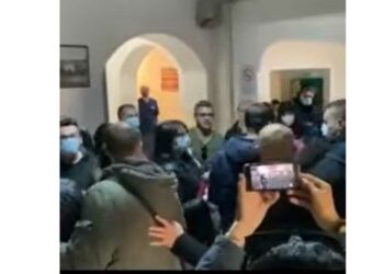 Έντονες αποδοκιμασίες εντός του χώρου του νοσοκομείου για Πλεύρη από υγειονομικούς σε αναστολή-VIDEO