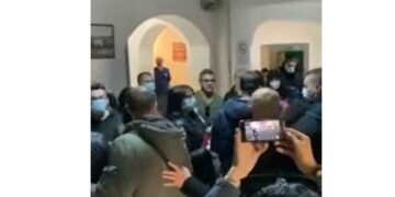 Έντονες αποδοκιμασίες εντός του χώρου του νοσοκομείου για Πλεύρη από υγειονομικούς σε αναστολή-VIDEO
