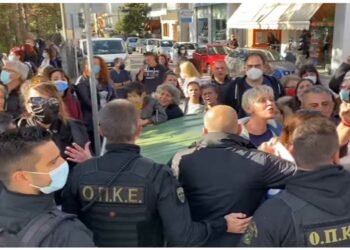 Έντονες αποδοκιμασίες και ισχυρή αστυνομική δύναμη έξω από το Μαμάτσειο κατά την άφιξη Πλεύρη-VIDEO