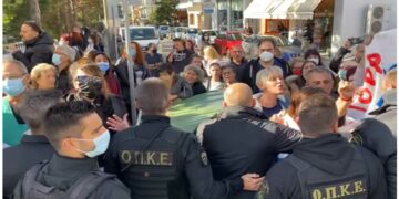 Έντονες αποδοκιμασίες και ισχυρή αστυνομική δύναμη έξω από το Μαμάτσειο κατά την άφιξη Πλεύρη-VIDEO