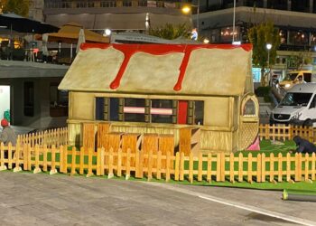 Το σπίτι των ξωτικών που μπήκε στην κεντρική πλατεία Κοζάνης