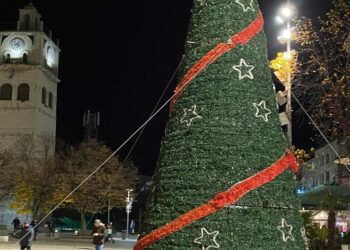 Άρωμα Χριστουγέννων στην Κοζάνη – Μπήκε το Χριστουγεννιάτικο δέντρο στην κεντρική πλατεία