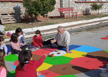 Δημιουργικά παιχνίδια στην αυλή του Δημοτικού Σχολείου Πύργων από τον ζωγράφο Τσομπάνο Δημήτρη