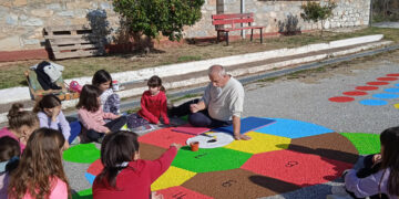 Δημιουργικά παιχνίδια στην αυλή του Δημοτικού Σχολείου Πύργων από τον ζωγράφο Τσομπάνο Δημήτρη