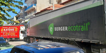 Εγκλωβίστηκε επικαθήμενη νταλίκα λίγο πριν τα “φιδάκια” της Πτολεμαΐδας – Οι πολίτες πρόλαβαν τον Πολωνό οδηγό πριν φτάσει στο κέντρο