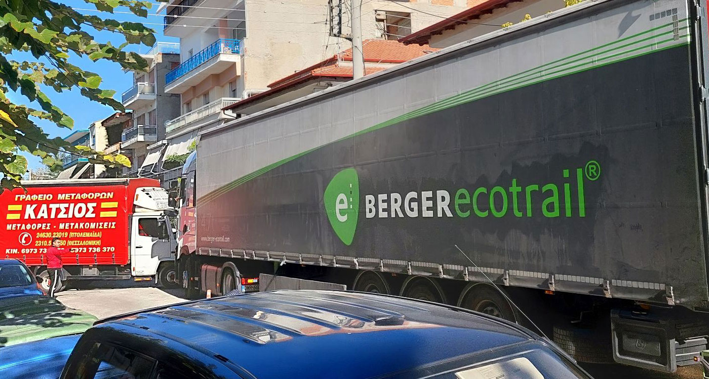 Εγκλωβίστηκε επικαθήμενη νταλίκα λίγο πριν τα “φιδάκια” της Πτολεμαΐδας – Οι πολίτες πρόλαβαν τον Πολωνό οδηγό πριν φτάσει στο κέντρο