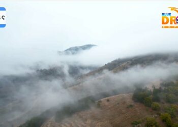 Μία εναέρια περιήγηση μέσα και πάνω στα σύννεφα στον Βροχερό Φούφα