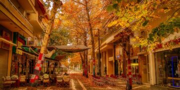 Μαγική φθινοπωρινή Πτολεμαΐδα: Φωτογραφία όνειρο από τον πεζόδρομο Βασ. Σοφίας