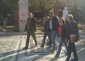 Για καφέ αυτή την ώρα στο κέντρο της Πτολεμαΐδας ο Π. Πολάκης με κομματικά στελέχη της περιοχής