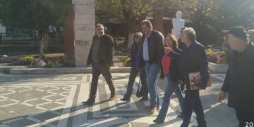 Για καφέ αυτή την ώρα στο κέντρο της Πτολεμαΐδας ο Π. Πολάκης με κομματικά στελέχη της περιοχής