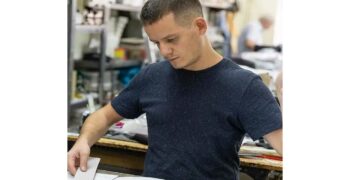 Aλέξανδρος Κωτούλας: Από τις γούνες της Καστοριάς και τα μπαούλα της Louis Vuitton στο Παρίσι, στο HAK Studios