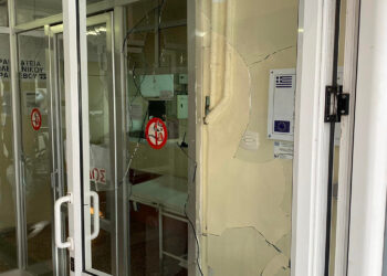 Άνδρας με λοστό τα έκανε “γυαλιά καρφιά” στο Κέντρο Υγείας Κοζάνης – Συνελήφθη από την Αστυνομία