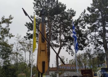 Πεντάβρυσος Εορδαίας: Έγιναν τα αποκαλυπτήρια της μεγαλύτερης Ποντιακής λύρας που κατασκευάστηκε ποτέ – Φτάνει τα 8 μέτρα
