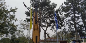 Πεντάβρυσος Εορδαίας: Έγιναν τα αποκαλυπτήρια της μεγαλύτερης Ποντιακής λύρας που κατασκευάστηκε ποτέ – Φτάνει τα 8 μέτρα