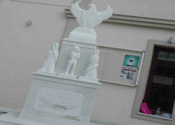 Πτολεμαΐδα: Γλυπτό – μνημείο για τον Πόντο, τον ξεριζωμό και το δικαίωμα στη μνήμη κοσμεί το κτίριο του Ποντικού Συλλόγου