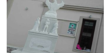 Πτολεμαΐδα: Γλυπτό – μνημείο για τον Πόντο, τον ξεριζωμό και το δικαίωμα στη μνήμη κοσμεί το κτίριο του Ποντικού Συλλόγου